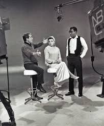 Judy Garland Rehearsing With Host Perry Como And Co Star Bill Crosby For The Kraft Music Hall Telecast February 28 19 Perry Como Judy Garland Old Movie Stars