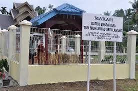 Tun sri lanang was born in 1565 in seluyut, johore, and was descended from tun tahir, a brother of bendahara tun mutahir of malacca. Tun Sri Lanang Negarawan Ulung Johor Dan Acheh The Patriots