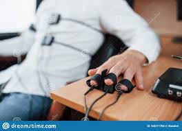 El detector de mentiras es una dinámica máquina creada para las clases de inglés y biología del tercer y cuarto semestre de preparatoria. Electrodos En Los Dedos El Hombre Sospechoso Pasa Como Detector En La Oficina Hacer Preguntas Prueba De Poligrafo Foto De Archivo Imagen De Humano Corte 166271766