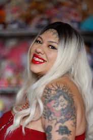 El "glitter radiactivo" de la mexicana Sandra Blow destella con arte queer  salas del MoMA