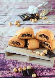 Per cuocere questi biscotti rustici con fichi e noci basta un quarto d'ora, perché non devono diventare secchi. Biscotti Ripieni Di Fichi Secchi Datteri E Cioccolato