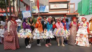 Kostum karnaval unik dari barang bekas sekaligus penjelasannya. Gaun Unik Kreasi Warga Cibunut Bandung Dari Daur Ulang Limbah Regional Liputan6 Com
