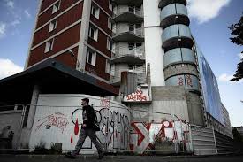 Durant sa courte existence, le cosmonaute soviétique iouri gagarine a marqué l'humanité en s'imposant comme le premier homme à avoir voyagé dans l'espace. Goodbye Gagarin Paris Suburb Razes Communist Housing Estate Arab News