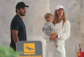 Gisele Bündchen é clicada com o marido e o filho do casal, River, no Rio