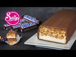 Der Beliebte Schokoladenriegel Als Riesen Snickers Riegel Fur Sehr Viele Gaste Kuchen Und Torten Rezepte Einfacher Nachtisch Kuchen Und Torten