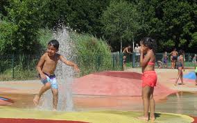 Gennevilliers Un 15 Aout Sous Les Jets D Eau Au Parc Des Chanteraines Le Parisien