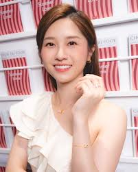 夏天需要一點活力💓😎 海灘🏝️、沙灘椅🏖️、雪糕車🍦、太陽傘⛱️，全部都可以喺周大福嘅「Summer Love」夏日派對度搵到！  為夏日加點色彩，探索周大福嘅最新產品——足金和美鑽打造嘅「傳福」同「傳喜」系列