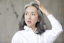 グレイヘアを選んだ近藤サトと爆毛赤ちゃんの 個性を隠さない生き方 から見えた大切なこと グレー ヘアスタイル グレイヘア 白髪 ヘアスタイル