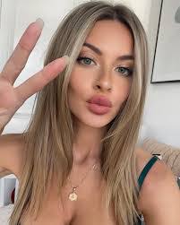 Ashley Schultz's Instagram, Twitter & Facebook