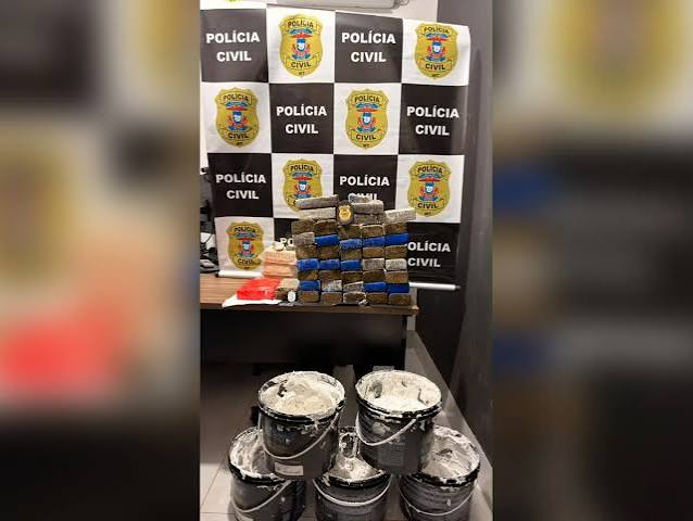 Casal &eacute; preso ao buscar coca&iacute;na escondida em baldes de argamassa