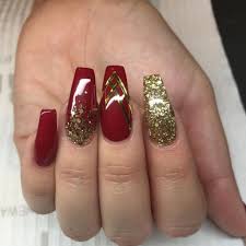 Guía decoración de uñas acorde a tu estilo para cada evento: Unas Acrilicas Rojas Con Dorado