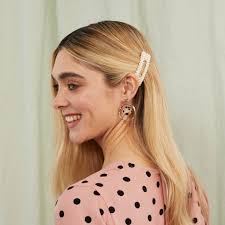 Con ellos podrás resolver un look en minutos y quedar esta vez te mostraremos los 7 de broches de pelo más bonitos para fiestas, para que puedas incluso elegir que peinado hacerte para esa noche. Broches Para El Cabello 16 Formas Increibles De Lucirlos