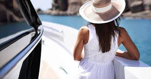 Per la visita dei porti di scalo si consigliano scarpe da tennis o da passeggio senza tacco. Come Vestire Chic In Barca Senza Rinunciare Alla Liberta Blog Di Marenauta