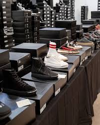 One of new york's most influential designers, alexander wang is inspired by sports and streetwear, but has a couturier's eye for fabric and. Alexander Wang Clothing Accessories Sample Sale In Images