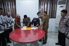01:23 pernah melihat sekelompok anak muda berseragam lengkap di pusat perbelanjaan atau tempat umum? Disdik Aceh Jalin Mou Dengan Poltekpel Malahayati Rakyat Aceh