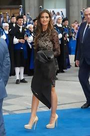 Sara carbonero no se ve como una it girl, tampoco como un icono de moda a pesar de que todo lo que toca se convierte en oro. Sara Carbonero Style Fashion Looks Stylebistro
