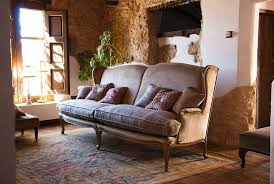 Divano piccolo a due posti in stile country. Stile Country Giocoso E Romantico