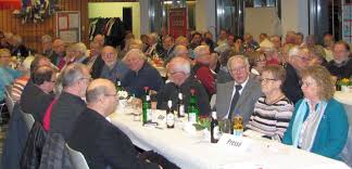 Wer sollte eine Siedlergemeinschaft für das Organisieren von geselligen  Veranstaltungen rüffeln?