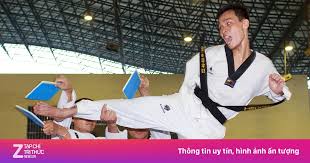 Sinh viên luyện võ để làm thầy