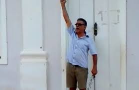 Prefeito eleito de Paramirim aparece varrendo porta da prefeitura e grita  "Independência ou Morte"
