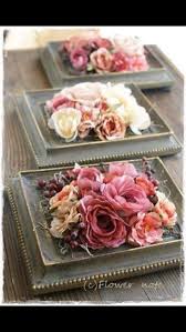 Diy Blumenmittelstucke Mit Vintage Chic Atmosphare Diese Antik Inspirierten Rahmen Tischdekoration Hochzeit Blumen Alte Bilderrahmen Und Mittelstucke