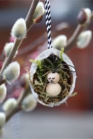Diy Osteranhanger Basteln Mit Walnussschalen Lavendelblog In 2020 Basteln Weihnachten Basteln Osternest Basteln