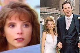 Da attrice in "Baywatch" a Contessa del Devon: la storia di A.J. Langer