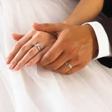 Verigheta, simbolul căsătoriei dintre două persoane care aleg să îşi întemeieze o familie, se pune pe degetul inelar de la mâna stângă, scrie realitatea.net. Inedit Lucruri Nestiute Despre VerighetÄ StiaÅ£i CÄ Unica Ro