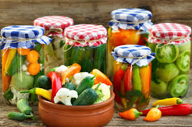 E' vero che il titolo potrebbe trarre in inganno, ma in questo caso spiegherò come fare la giardiniera in cucina e non nel prato sotto casa ovvero come preparare quel delizioso miscuglio di verdure in conserva. Conserve Fai Da Te Come Si Fa La Giardiniera Di Verdure Starbene
