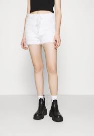 Its properties are distinct from woven fabric in that it is more flexible and can be more readily constructed into smaller pieces, making it ideal for socks and hats. Miss Selfridge Eyelash Knit Short Shorts Cream Offwhite Zalando De