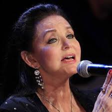 CRISTAL GAYLE Hoy cumple 75 años Crystal Gayle, es una cantante, actriz,  productora y compositora estadounidense de música country más conocida por  su exitosa canción de country pop “Don't It Make My
