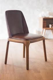 Ich habe es ab und zu. Klassischer Brauner Stuhl In Einem Cafe 1739527 Stock Photo Bei Vecteezy