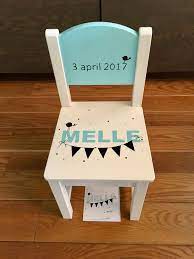kraamcadeau stoeltje ikea handmade gepersonaliseerd geboortekaartje beschilderd boy melle blue baby knutselen kraamcadeau ikea