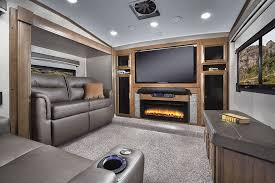 The forest river rockwood ultra lite travel trailers and fifth wheels have some of the best style and amenities! Rockwood Signature Ultra Lite Fifth Wheel Family Rving Magazine