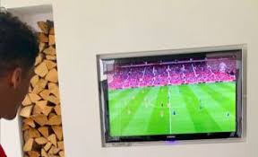 Varane was a brick wall in france's defence as he helped. Photo Raphael Varane Shares Image Watching Man United V Everton