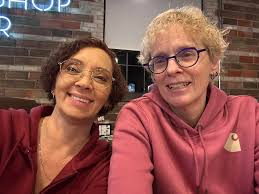 My daughter and I are relocating to Nashville from Starkville, MS this  weekend. I'm 44, single and would love to meet up and hang out for dinner  or drinks.