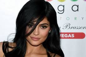 Jun 19, 2021 · при этом ее дети — кортни, ким и хлоя кардашьян, а также кендалл и кайли дженнер — только благодарны матери за это. Chelovek Nedeli Kak Kajli Dzhenner Zarabotala Milliard Dollarov V Selfi Mind Ua