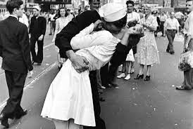 Personalized kiss posters & prints from zazzle! The Woman In The Iconic V J Day Kiss Photo Died At 92 Here S Her Story Smart News Smithsonian Magazine