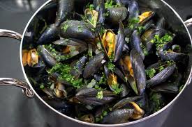 Moules Marinieres Recette Des Moules A La Mariniere Et Frites Fraiches Comme A La Brasserie De Lille Recette Moules Marinieres Recettes De Cuisine Recette