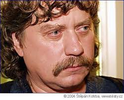 Keller: "Spojené státy se od roku 2002 oficiálně řídí doktrínou, která  připouští rozpoutání preventivních válek. Nezříkají se použití jaderných  zbraní jako první."