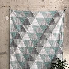 Modern quilted flying geese wall hanging, flying geese quilt, quilted wall hanging | flying geese quilt, quilts, modern quilts. Kurzanleitung Fur Eine Triangel Patchworkdecke Limetrees