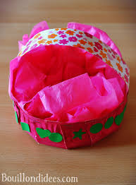 En déco, les perforatrices sont bien utiles pour saupoudrer une table de jolis motifs de toutes les couleurs ou carrément de fabriquer une guirlande en quelques pliages et découpages. Fabriquer Un Panier Avec Une Assiette En Carton