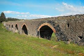 Essa si estendeva dall'anfiteatro al circo, posti l'uno a nord e l'altro a sud. Acquedotto Di Maculnia Catania Sicilia Romanoimpero Com