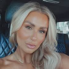 Kate Larson's Instagram, Twitter & Facebook