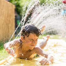 Richtig, wasserspiele für kinder sind jetzt angesagt. Sommer Im Garten 10 Coole Wasserspiel Ideen Fur Kinder Brigitte De