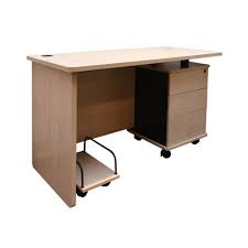 Setting meja kerja semacam ini terlihat lumrah di berbagai kantor kekinian. 10 Meja Kerja Terbaik Untuk Temani Anda Kembali Produktif Setelah Liburan