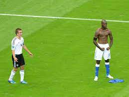 Ac milan star and enigmatic striker mario balotelli has reportedly commissioned a sculpture of his infamous goal pose from the 2012 balotelli orders statue of himself in euro 2012 pose! Balotelli Pose Des Torjagers Interessant Fur Forscher Der Spiegel