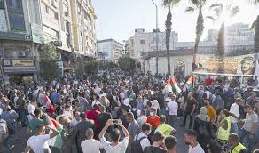 تظاهــــرة برام هللا تدعــــو إىل رحيـل عباس وإسقاط السلطة