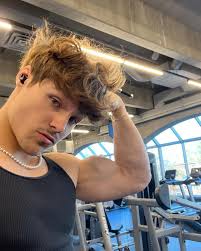 Gym bro with swag? Oui. . . #fitness #ootd #fashion #bodybuilding