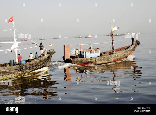 Boats in harbour mumbai hi-res stock photography and images - Alamy